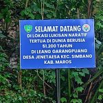 Lukisan naratif tertua di dunia yang ditemukan di Leang Garampuang, Desa Jenetaesa, Kecamatan Simbang, Kabupaten Maros, Sulawesi Selatan, memang merupakan salah satu temuan arkeologi yang sangat penting. Lukisan ini diperkirakan berusia sekitar 51.200 tahun, menjadikannya salah satu karya seni tertua yang pernah ditemukan. Gambaran Lukisan Lukisan ini berbentuk naratif, menggambarkan adegan berburu atau ritual, di mana terdapat figur-figur manusia kecil (sering disebut therianthrope, manusia setengah hewan) yang memburu hewan besar seperti babi atau anoa. Hal ini menunjukkan adanya unsur cerita atau mitologi dalam kehidupan manusia purba di wilayah tersebut. Pentingnya Penemuan 1. Konteks Sejarah Seni: Lukisan ini memberikan bukti bahwa manusia purba di Asia Tenggara sudah memiliki kemampuan untuk membuat karya seni naratif yang kompleks. 2. Peradaban Awal: Ini menunjukkan bahwa masyarakat purba di Sulawesi Selatan memiliki budaya dan spiritualitas yang maju pada masanya. 3. Keanekaragaman Seni: Menunjukkan bahwa seni prasejarah tidak hanya berkembang di Eropa (seperti di gua Lascaux, Prancis), tetapi juga di kawasan Asia. Leang Garampuang Leang Garampuang sendiri merupakan salah satu dari ratusan gua prasejarah yang ditemukan di Kawasan Karst Maros-Pangkep, yang telah dikenal sebagai situs warisan dunia UNESCO karena kekayaan budaya dan alamnya. Penemuan ini memperkuat posisi Indonesia sebagai salah satu pusat peradaban purba yang penting di dunia.