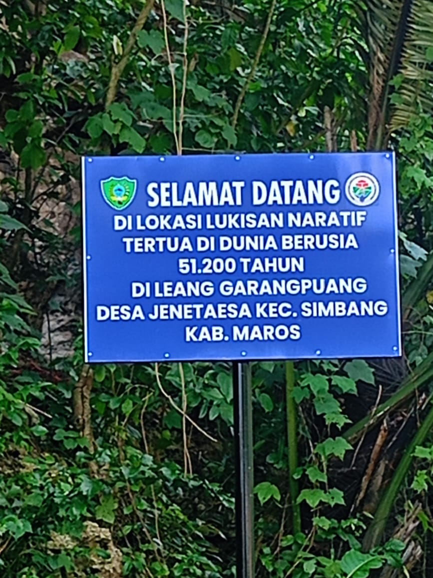 Lukisan naratif tertua di dunia yang ditemukan di Leang Garampuang, Desa Jenetaesa, Kecamatan Simbang, Kabupaten Maros, Sulawesi Selatan, memang merupakan salah satu temuan arkeologi yang sangat penting. Lukisan ini diperkirakan berusia sekitar 51.200 tahun, menjadikannya salah satu karya seni tertua yang pernah ditemukan. Gambaran Lukisan Lukisan ini berbentuk naratif, menggambarkan adegan berburu atau ritual, di mana terdapat figur-figur manusia kecil (sering disebut therianthrope, manusia setengah hewan) yang memburu hewan besar seperti babi atau anoa. Hal ini menunjukkan adanya unsur cerita atau mitologi dalam kehidupan manusia purba di wilayah tersebut. Pentingnya Penemuan 1. Konteks Sejarah Seni: Lukisan ini memberikan bukti bahwa manusia purba di Asia Tenggara sudah memiliki kemampuan untuk membuat karya seni naratif yang kompleks. 2. Peradaban Awal: Ini menunjukkan bahwa masyarakat purba di Sulawesi Selatan memiliki budaya dan spiritualitas yang maju pada masanya. 3. Keanekaragaman Seni: Menunjukkan bahwa seni prasejarah tidak hanya berkembang di Eropa (seperti di gua Lascaux, Prancis), tetapi juga di kawasan Asia. Leang Garampuang Leang Garampuang sendiri merupakan salah satu dari ratusan gua prasejarah yang ditemukan di Kawasan Karst Maros-Pangkep, yang telah dikenal sebagai situs warisan dunia UNESCO karena kekayaan budaya dan alamnya. Penemuan ini memperkuat posisi Indonesia sebagai salah satu pusat peradaban purba yang penting di dunia.