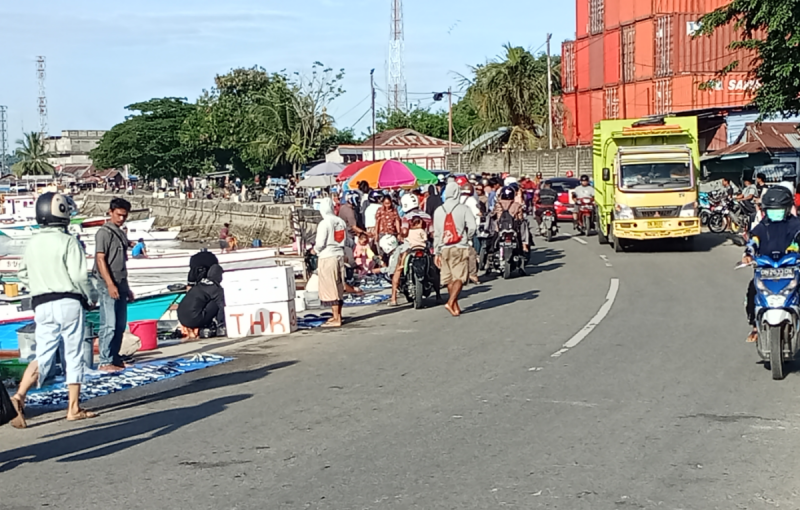 Badan Jalan Menjadi Tempat Jual Ikan: Antara Kebutuhan Ekonomi dan Ketertiban Umum